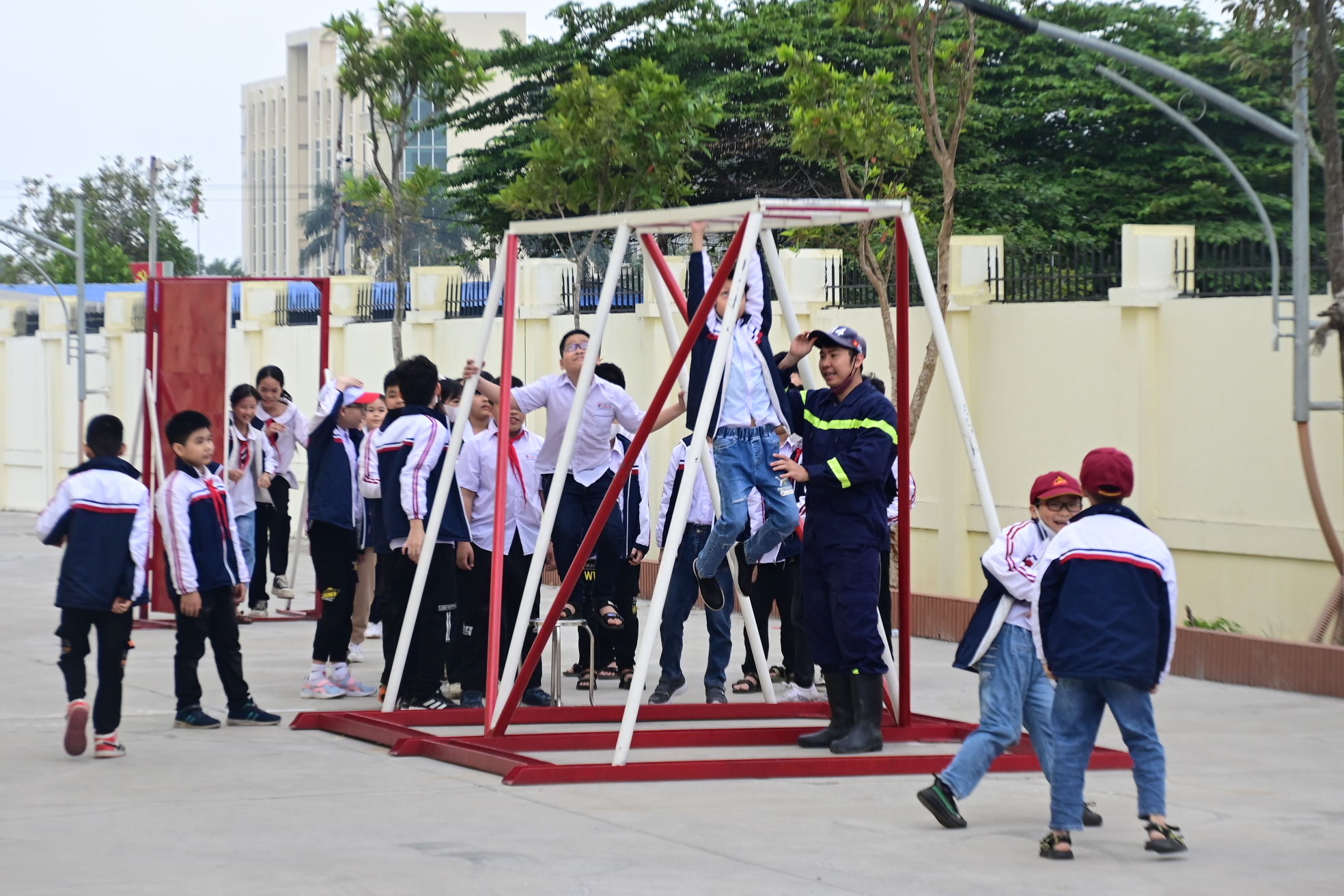 12.500 học sinh tham gia 12 chương trình trải nghiệm làm lính cứu hỏa